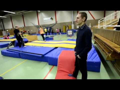 Förlamad elitgymnast har lärt sig gå igen