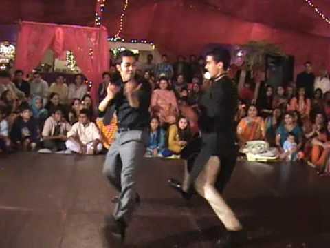 Mehndi in Pakistan! -Zeeshan and Lil Temur dancing on Sanias