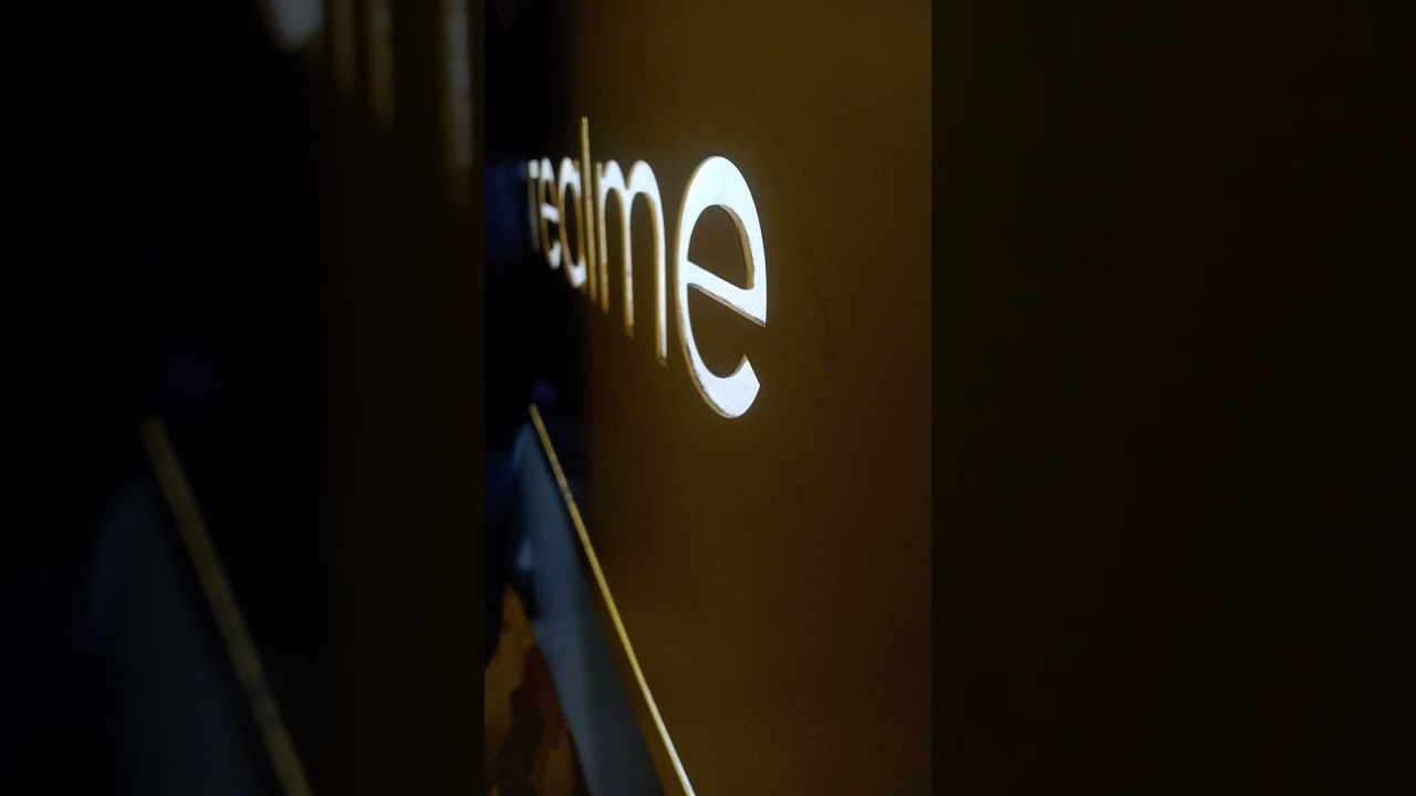 Does anyone buy phones from offline stores anymore ? 