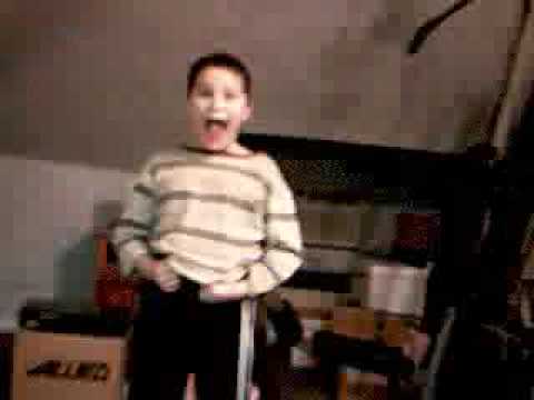 在 YouTube 上观看 CLIP CLOP CLIP CLOP SHE'LL BE COMIN' ROUND THE MOUNTAIN-as sung by cody