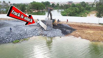 PTII/EP1.OMG!! 18Ton Dump Truck Stuck While Unloading Stone Helping By Matador Excavator On Back