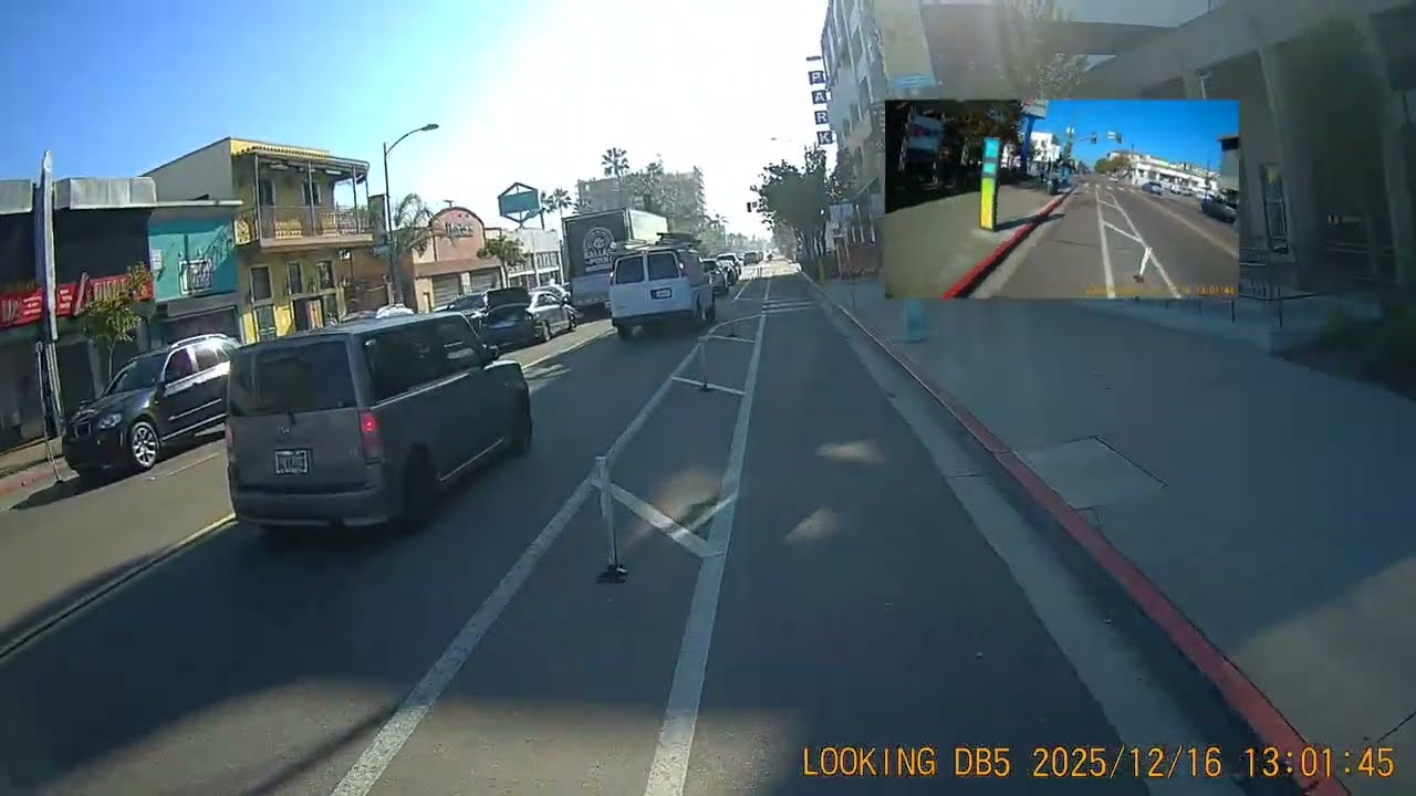 Ограничительные столбики вдоль велодорожки не останавливают водителей... разумеется.