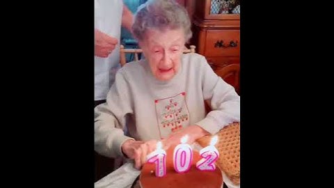 Que graciosa la abuela, se le cae la dentadura