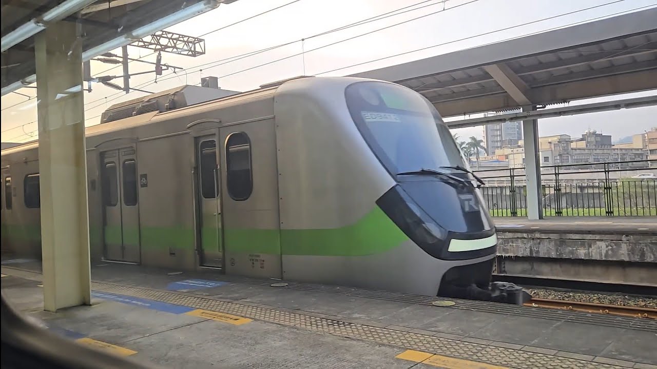 1223次瑞芳發車經由宜蘭線開往新竹的銀綠色微笑號EMU900型十輛一編組EMU937區間車，和1214次北湖發車經由西部幹線開往基隆的銀綠色微笑號EMU900型十輛一編組EMU941區間車