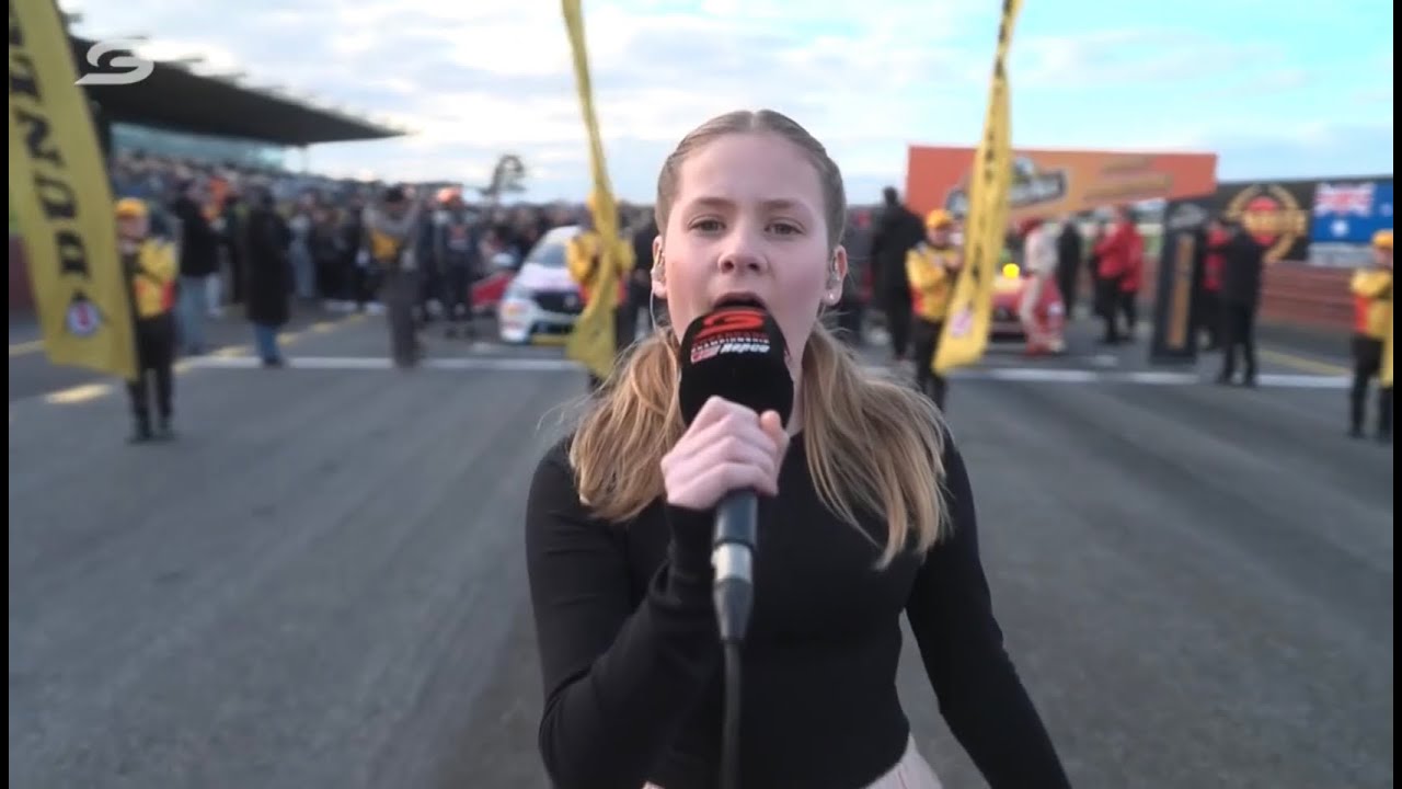 Chloe Walton-Australian National Anthem, Supercars - YouTube