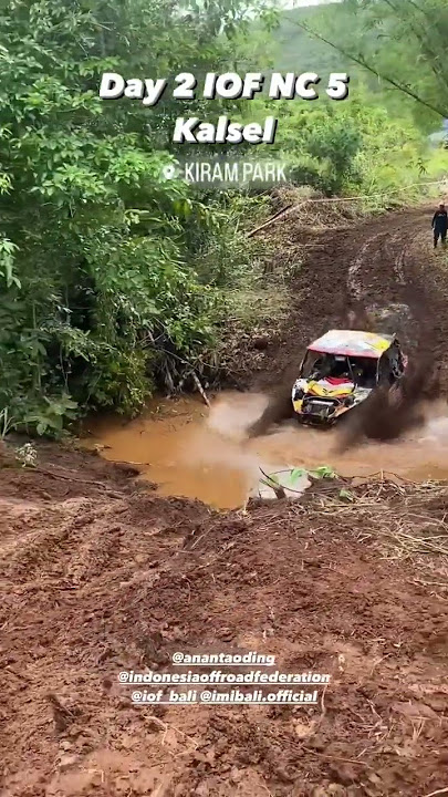 mobil offroad team dasico melewati kubangan air di event iof nc offroad #shorts #offroad