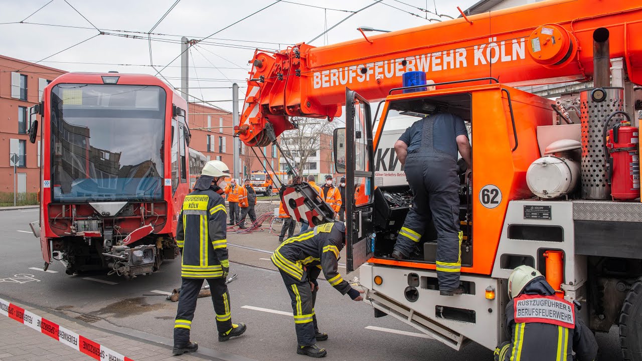 23.03.2021 - KVB-Bahn entgleist - Eingleisung mittels Feuerwehrkran