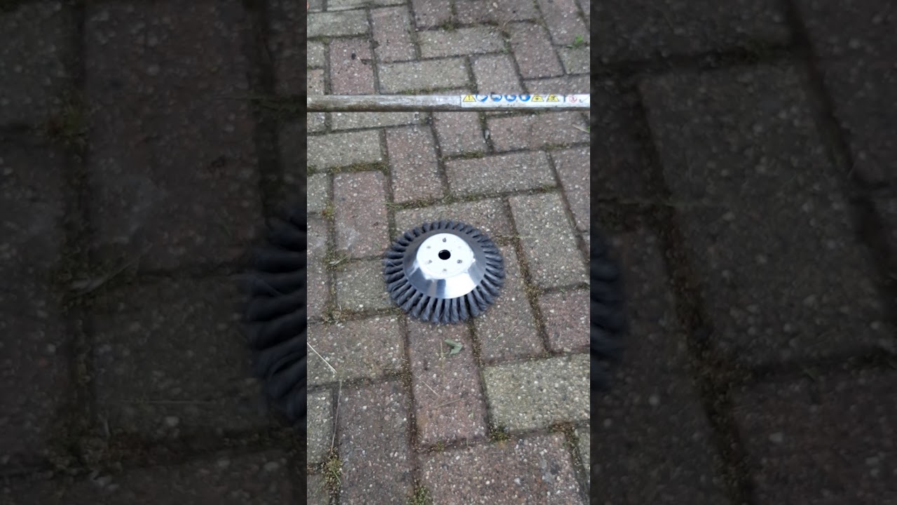 Onkruid verwijderen op bestrating met Stihl bosmaaier. Maaikop vs borstelkop.