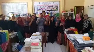 4  GURU SMA NEGERI 1 BANYUWANGI TOLAK BERITA HOAX