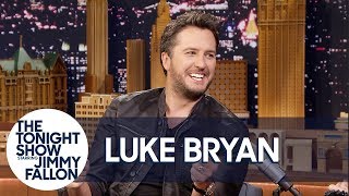 Video voorbeeld van "Luke Bryan Reveals What Makes Him Country"