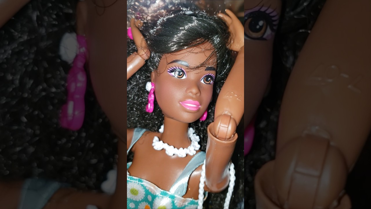 Барби в пастельно-голубом платье с цветочным принтом 