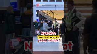 Nyerobot masuk peron kereta api pakai motor?