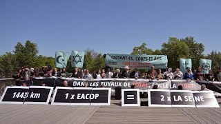 Total Energies en Afrique : des militants écologistes et des croyants s'enchaînent à Paris