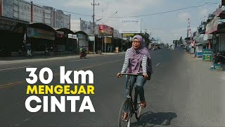 PEREMPUAN dan Sepeda Tua