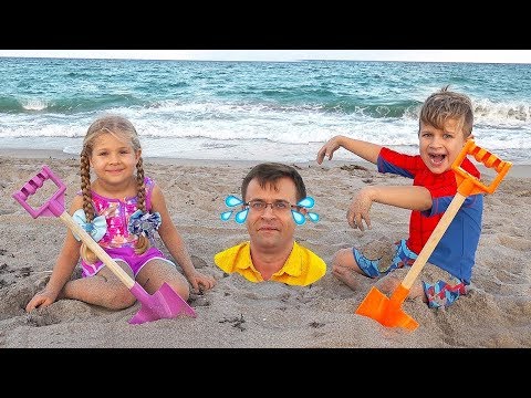 Diana dan Roma bermain Dengan Ayah Di Pantai