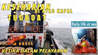 Keseharian pelaut di atas kapal tugboat ketika sedang dalam pelayaran | Daily life at sea