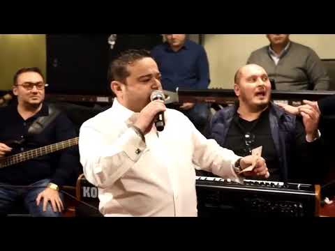Manelistul Adrian Minune refuza o dedicatie si arunca cei 10 lei pe jos !