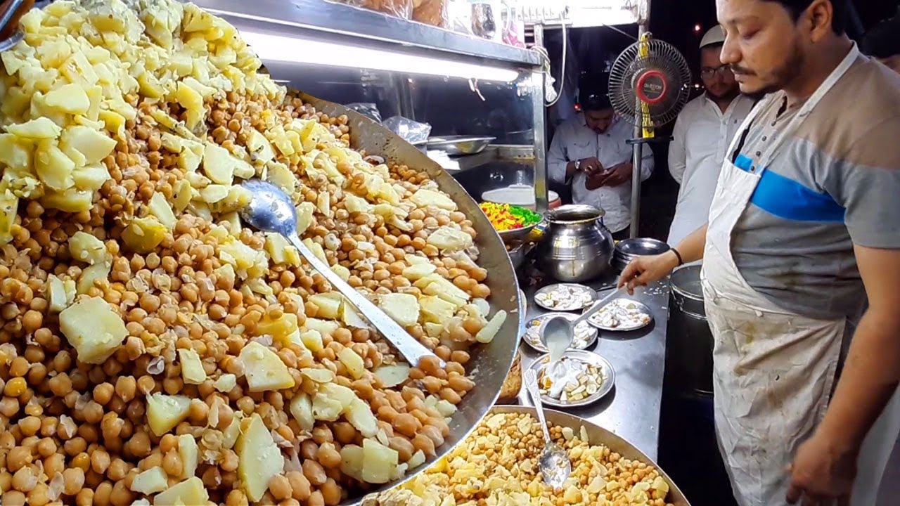CHEAPEST CREAMY FRUIT CHAAT MAKING SKILLS | Fast Worker Making Chana Chaat at Street Food Karachi