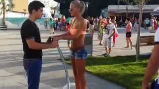 Красивая блондинка в купальнике на сегвэй Segway Аркадия сити Красивая блондинка в купальнике на сегвэй Segway Аркадия сити