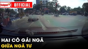 Hai cô gái ngã sõng soài giữa ngã tư vì phanh gấp, thoát nạn trong tích tắc | Tin tức SaigonTV