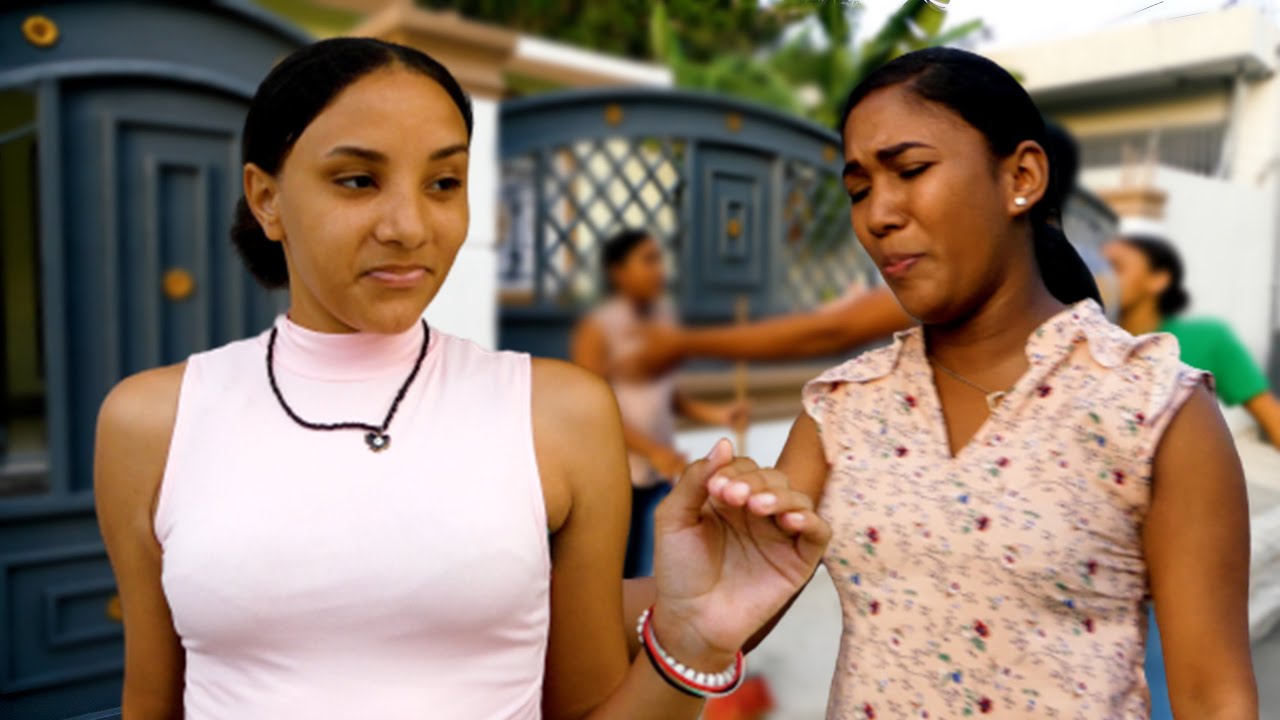 Creía que  su vecina le había tirado una funda de basura pero al abrirla mira que encontró