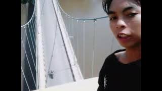 Remaja Naik di atas tiang jembatan barito