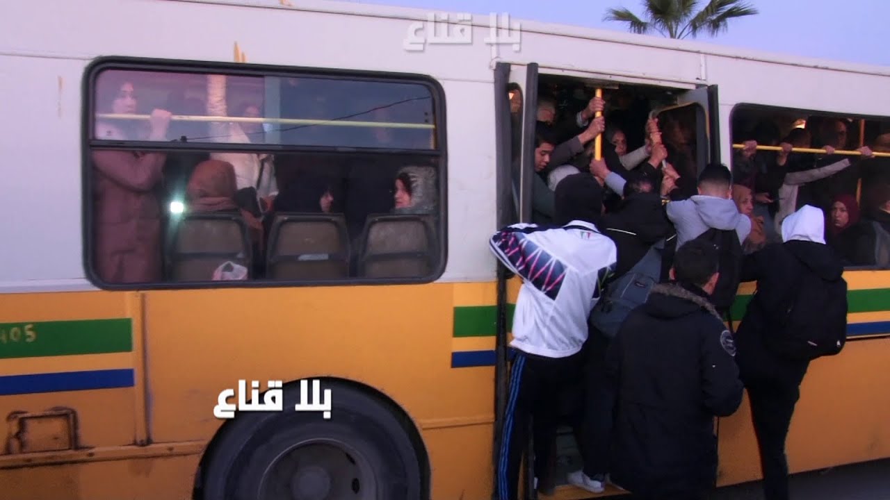 !! مرضى وشيوخ يتصاارعون على النقل..ومسنة تسقط من الحافة بسبب الازدحام والأبواب المفتوحة..كاارثة كبرى