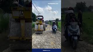 Jalan Rusak Bertahun-tahun, Warga dan Pemerintah Desa di Sampang Gotong Royong Perbaiki #mediajatim