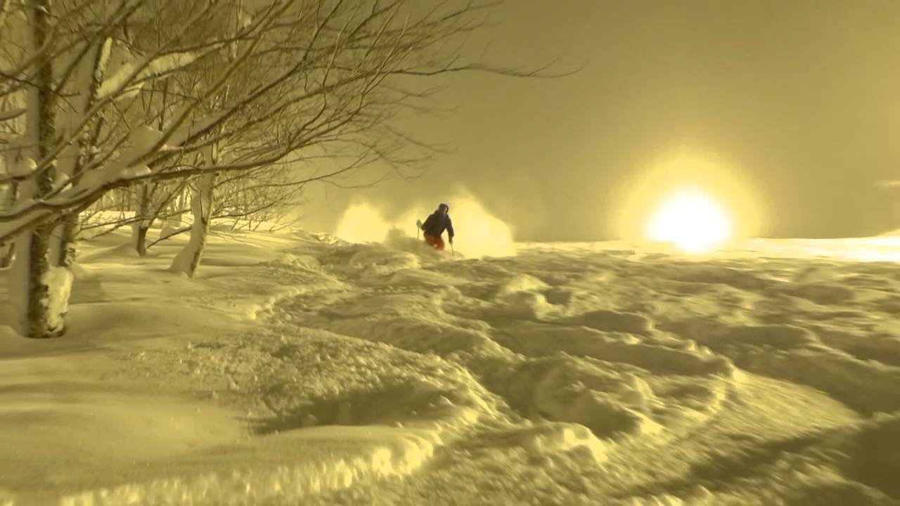 Deep powder night skiing in Rusutsu - Japan