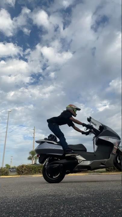 Honda Silverwing 600 stunt #honda #motorcycle #bike #hondaracing