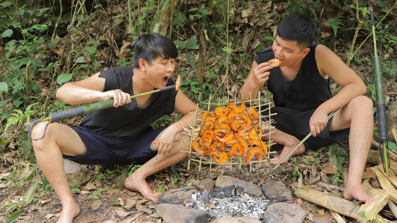 Survival skills - primitive life, hunt shrimps and grill them on shelves - cook in the forest