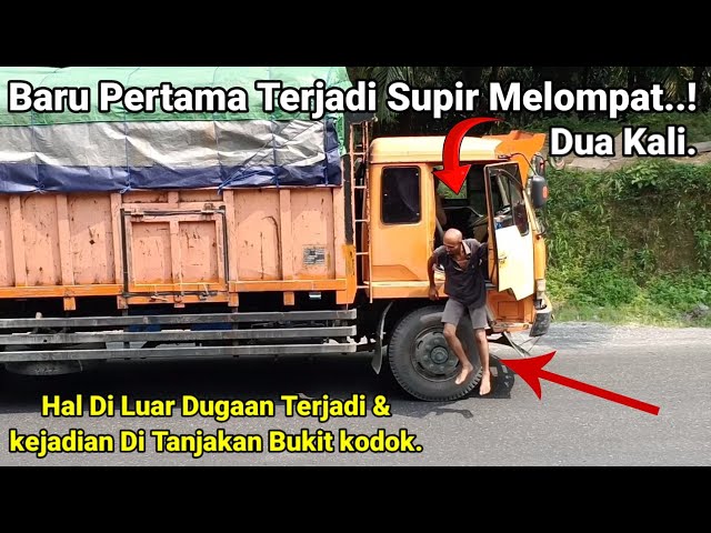 Baru Pertama Terjadi Supir Melompat Sampai Dua Kali & Kejadian Di Tanjakan Bukit Kodok.Insiden Truk class=