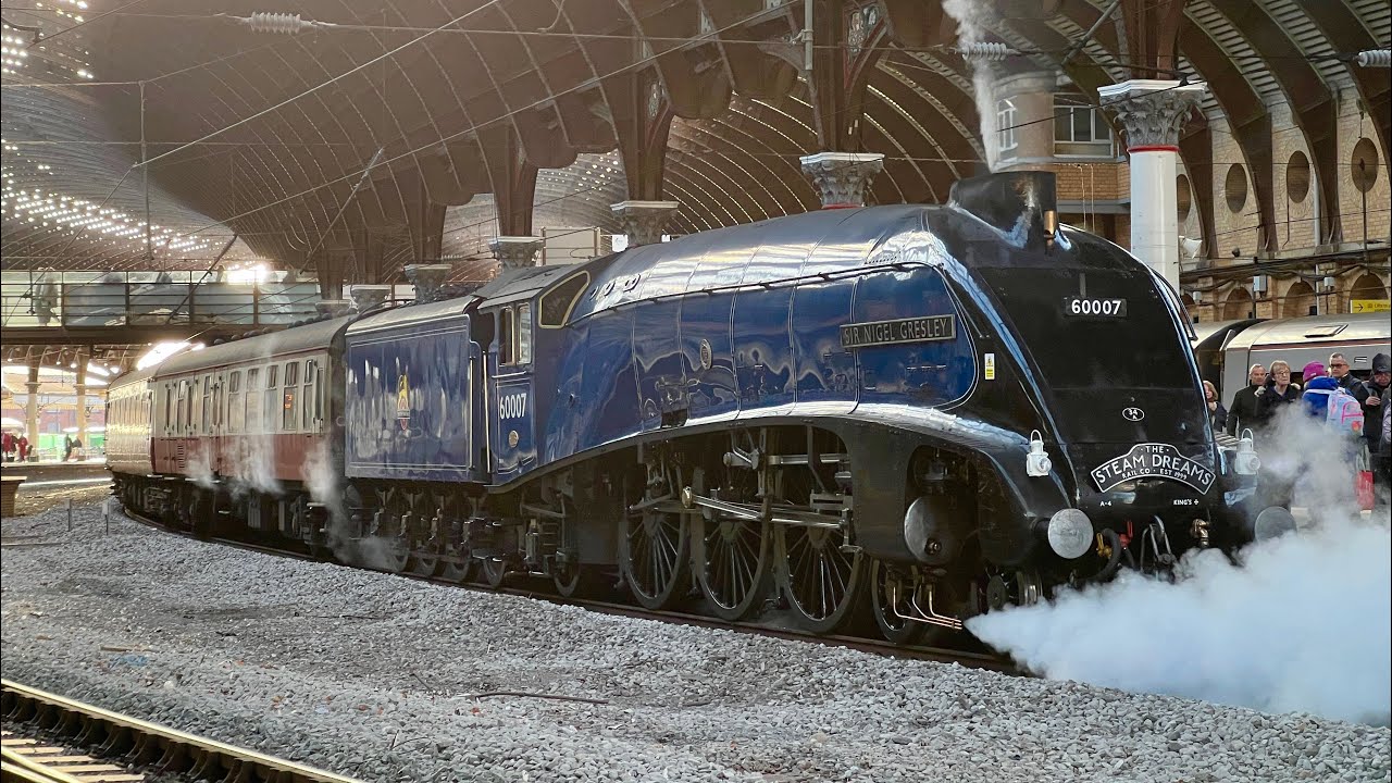 A4 60007 'Sir Nigel Gresley' makes a Beautiful appearance at York Platform 5 - 21/11/2025