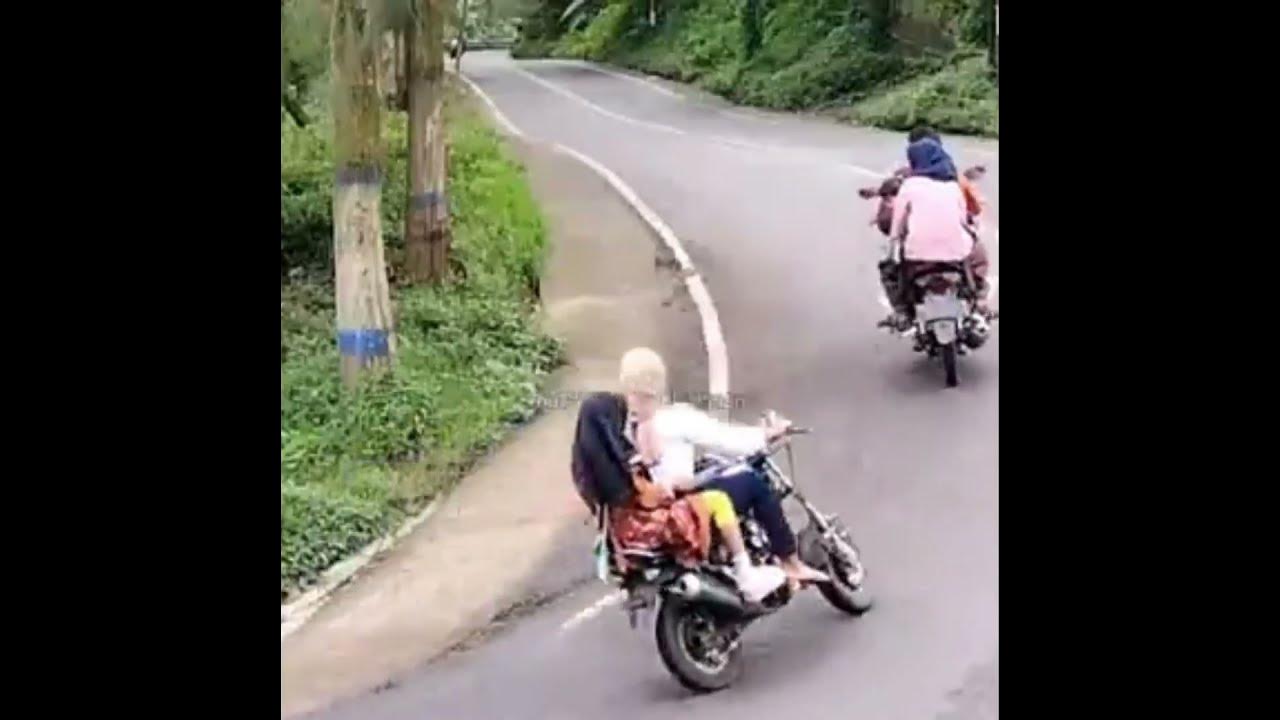 Cewek Bermotor Gagal Nanjak Hampir Melayang - YouTube