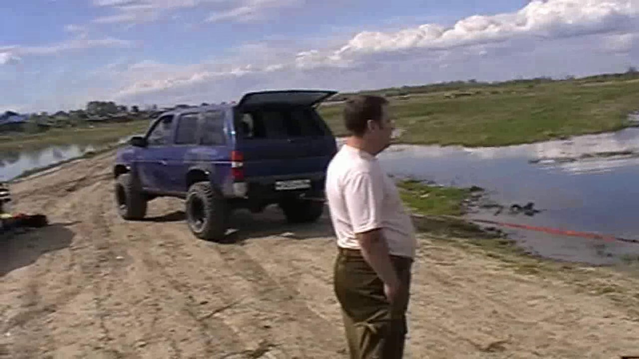 Машина на берегу реки