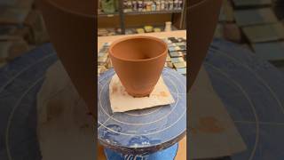 throwing a mug #pottery #throwing #clay