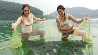 Happy day,Harvesting fish in the lake.Two sisters happy when bumper fish harvest | Ngân Daily Life
