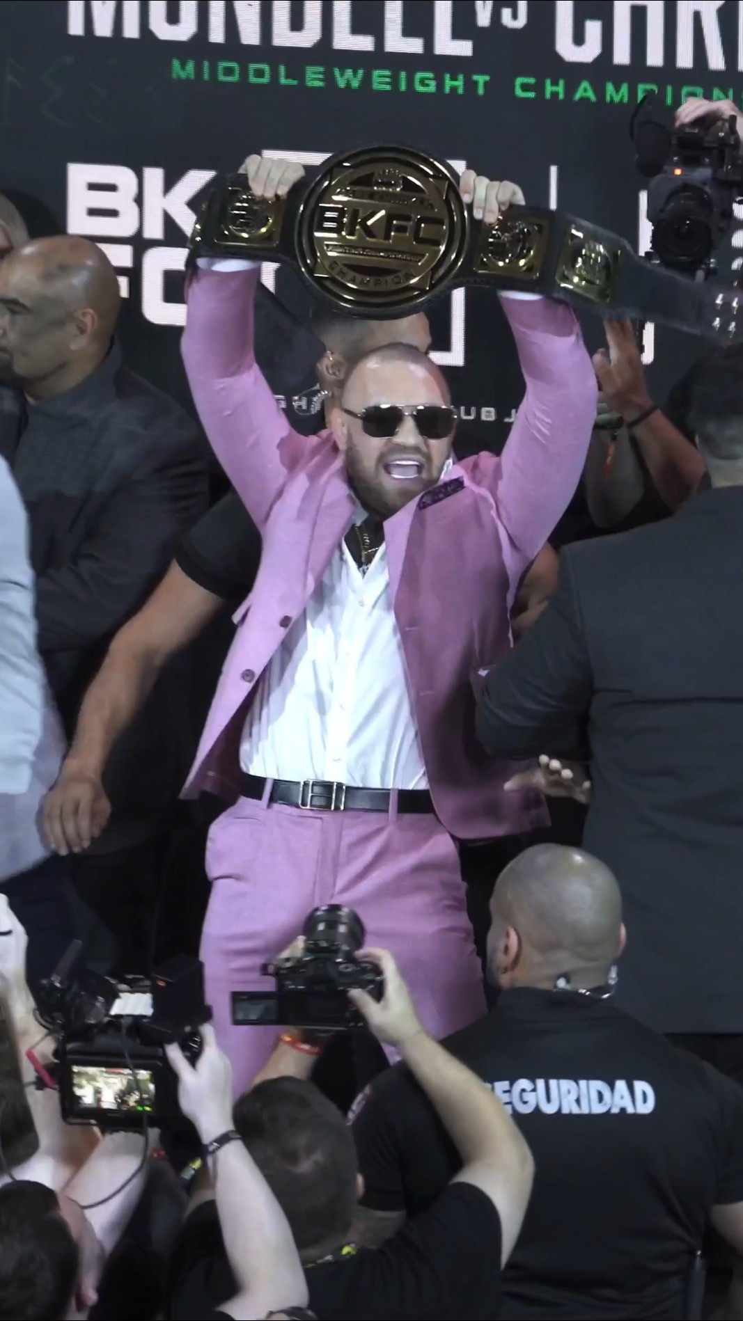Conor McGregor enloquece en el careo de Franco Tenaglia y Tony Soto #bkfc #conormcgregor