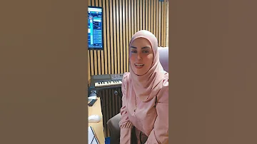 صحاك الشوق من نومك وبقلبي تعا كفي نومك لا يومي يخلص ولا يومك إلا بلقاك يا حبيبي تعى عيش الحب وأيامو 