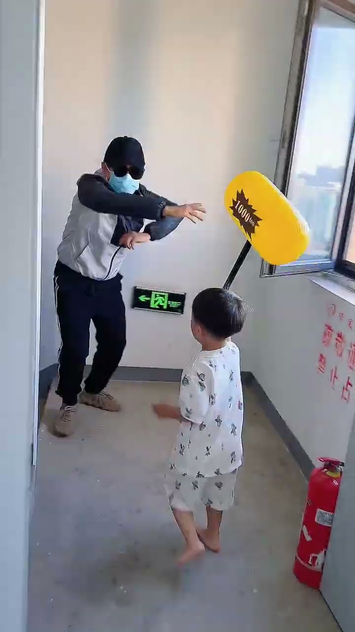 爸爸假装坏人，儿子的反应果然太机智了！#Cute baby#Cute#呆萌小米宝#聪明宝宝#萌娃
