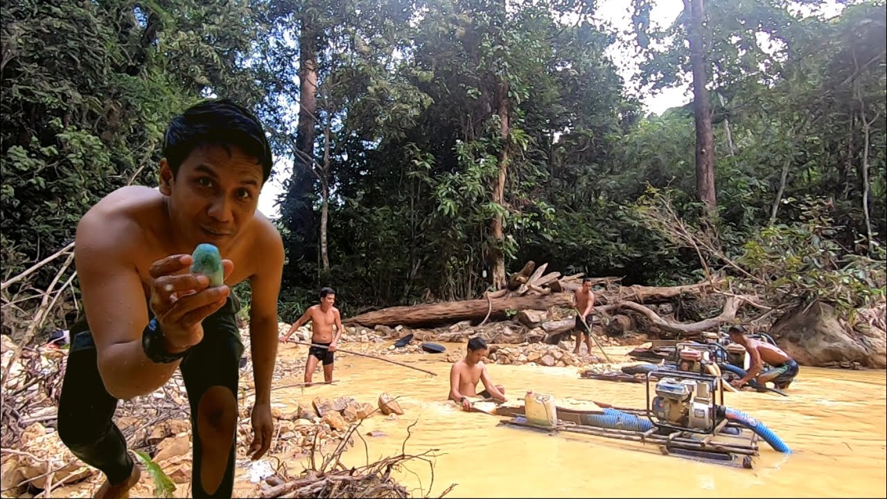 BERSAMA PENAMBANG LOKAL BERBURU BATU PERMATA KE DALAM HUTAN ALUR GUNUNG KERINCI SUMATERA