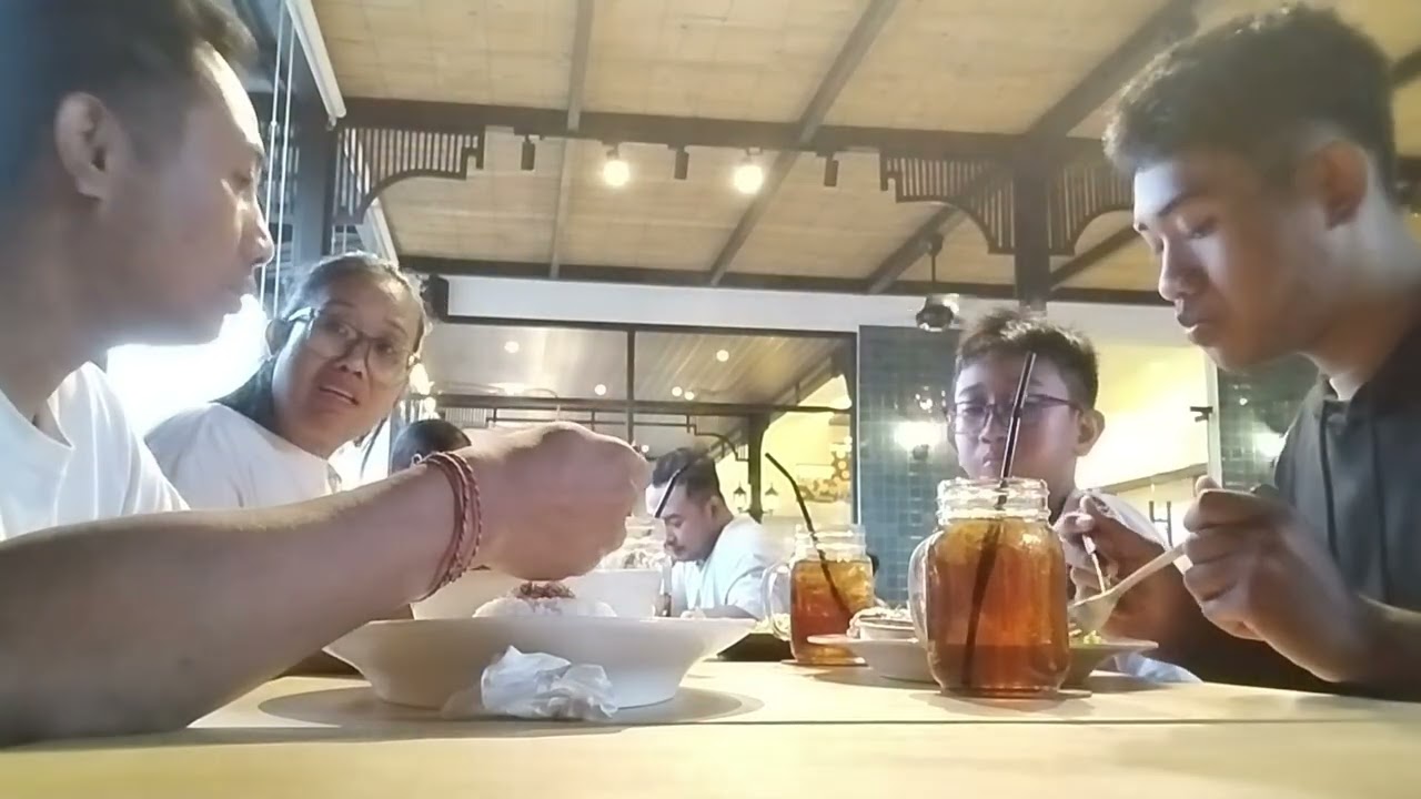 MAKAN MALAM DI OLD CHARM |MERAYAKAN ULTAH KAKAK