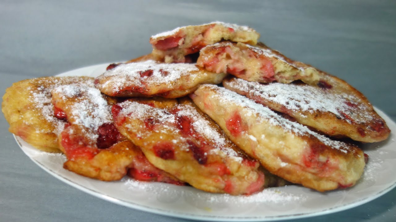 Racuchy drożdżowe z truskawkami. Przepis na tradycyjne i bardzo puszyste racuchy drożdżowe