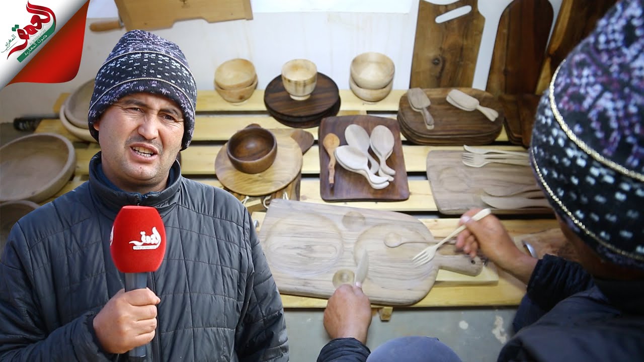 نحات على الخشب يتحدى الجائحة.. ابراهيم  مغربي من آيت بوكماز يصنع أواني خشبية ويبيعها بالخارج