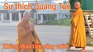 Sư thích Quảng Tuệ không nhận tiền cúng vườn chỉ nhận nước uống