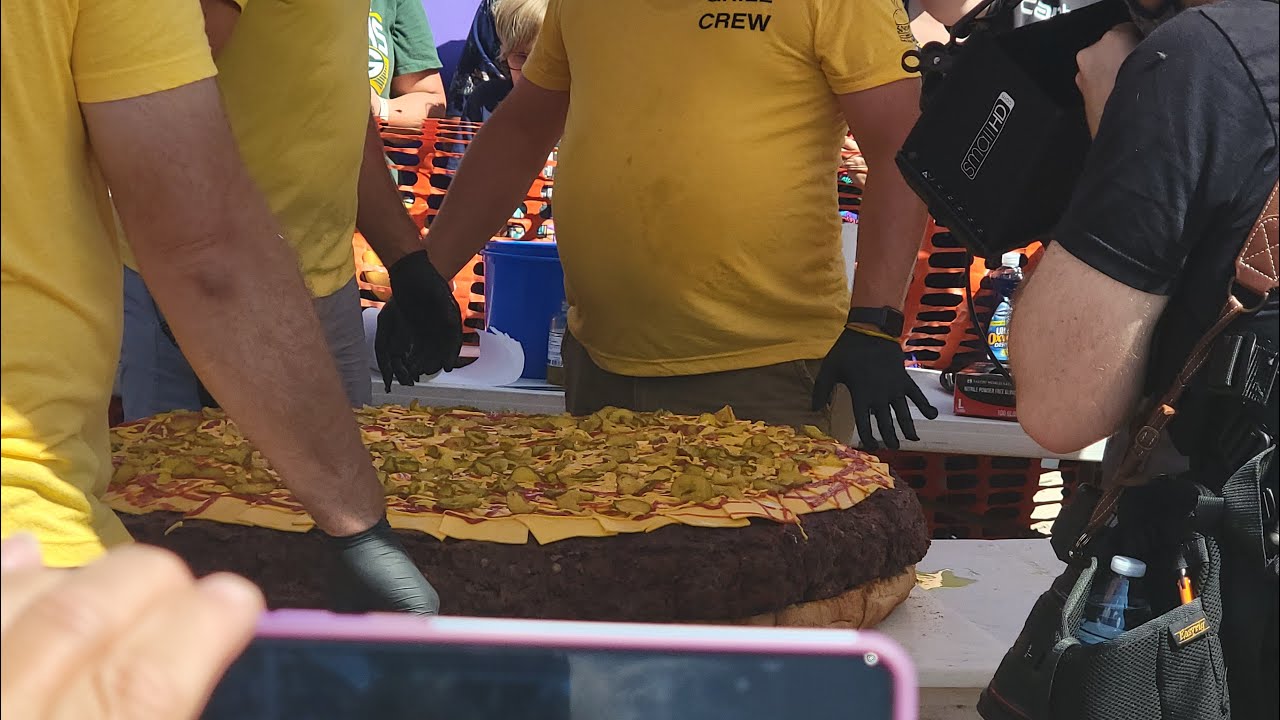 Популярные развлечения Американцев. Гигантский бургер. Burger fest.  Фестиваль бургеров.