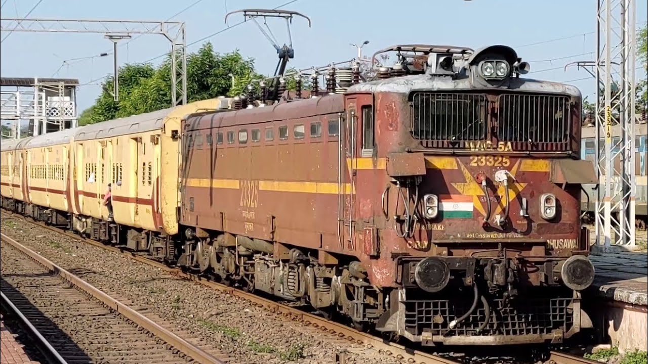 11113 Devlali Bhusaval Express WAG 5A with ICF Coaches