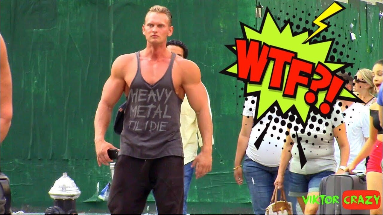 Funny Bodybuilder Walking In New York !! Crazy Reactions )) Prank