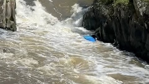 Paddler Flips at Great Falls, Self Rescues
