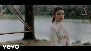 Video voorbeeld van "Tiara Andini - Usai (Official Music Video)"